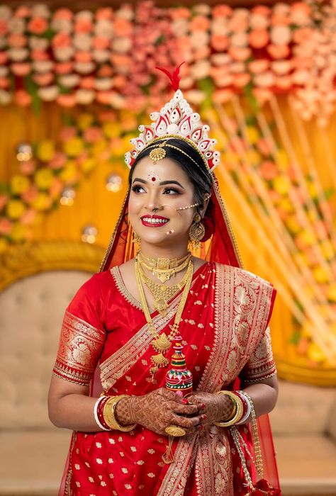 Bengali Bride Kalka Design, Simple Bengali Bridal Look, Bride Shoot, Bridal Pose, Bridesmaid Poses, Bengali Bridal Makeup, Wedding Dance Songs, Wedding Portrait Poses, Dance Songs