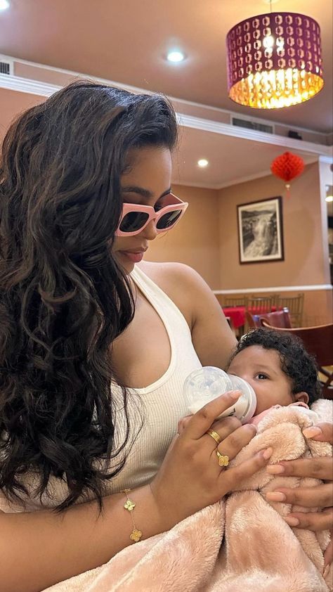 Mom With Baby Aesthetic, Baby Mama Aesthetic, Pregnancy Black Women, Black Mom Aesthetic, Mom And Baby Aesthetic, Baddie Mom, Mommy Daughter Pictures, Cute Family Pictures, Black Motherhood