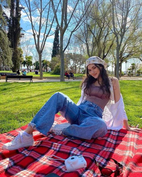 Picnic Outfit Ideas Casual Jeans, Jeans Corset, Picnic Outfit, Shirt Scarf, Nike Airforce 1, Jeans Outfit Casual, Scarf Shirt, Instagram Pics, Scarf Headband