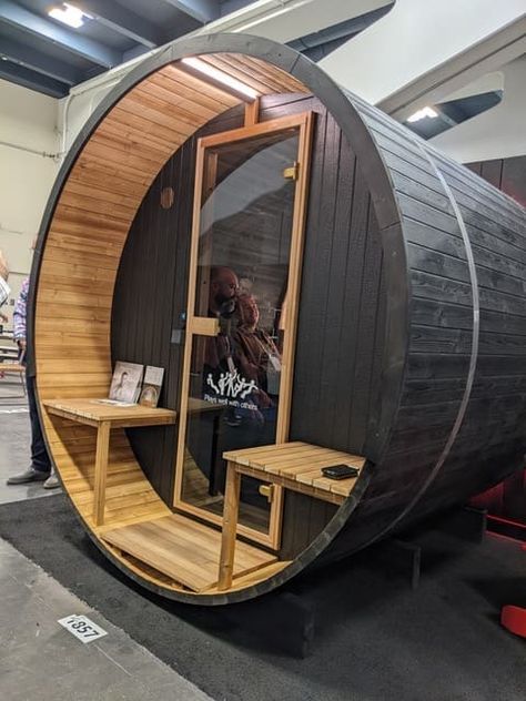 Sauna Trailer Diy, Diy Barrel Sauna, Barrel Sauna Backyard, Barrel Sauna Landscaping, Sauna Design Interior, Diy Sauna Outdoor, Outdoor Sauna Ideas, Outside Sauna, Sauna Business