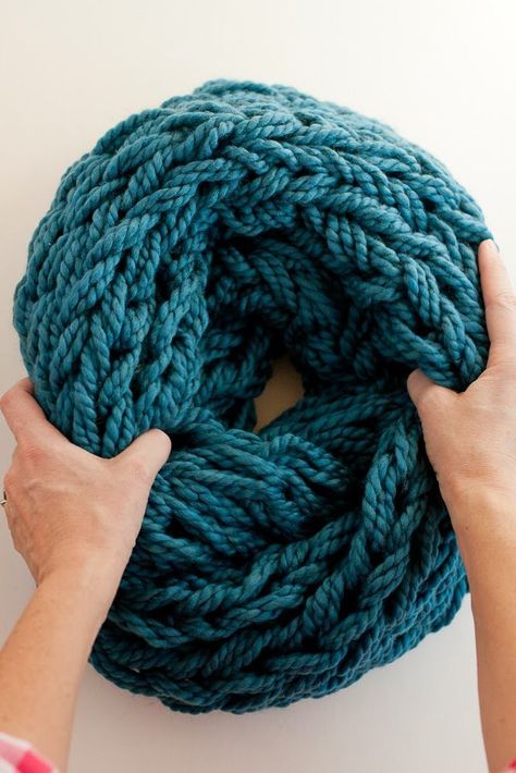 Arm knitting is easy to learn, especially with these step by step directions. So have no fear- this cowl could be yours in a couple of hours! Twine Crafts Diy, Arm Knitting Tutorial, Arm Knitting Scarf, Finger Knitting Projects, Twine Crafts, Finger Crochet, Mattress Stitch, Cowl Knitting Pattern, Finger Knitting