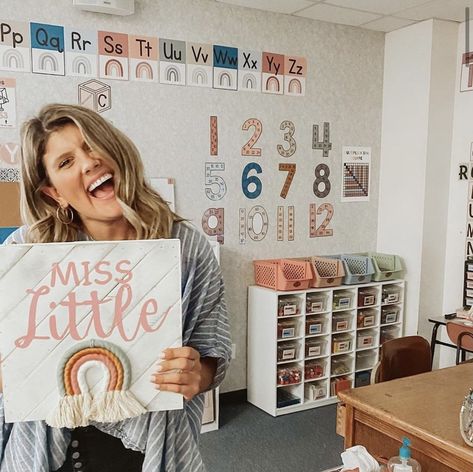 Kindergarten Aesthetic, Elementary Classroom Themes, Boho Rainbow Classroom, Teachers Room, Classroom Goals, Boho Classroom, Classroom Makeover, Elementary Classroom Decor, Future Job