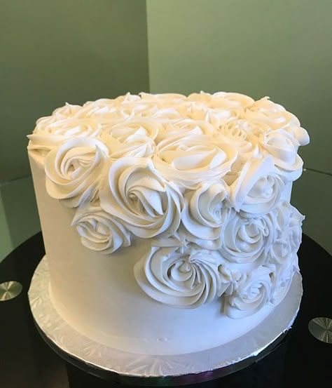 White Round Cake One Tier, Half Rosette Cake, Whipped Icing Wedding Cake Designs, Cascading Rosette Cake, Wedding Cake 1 Layer, White Roses Cake, White Rosette Cake, Rosettes Cake, Rosette Wedding Cake