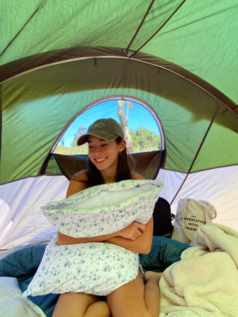 Girly Camping Aesthetic, Camping Girl Aesthetic, Girl Camping, Camping Girl, Cozy Camping, Hiking Snacks, Granola Girl Aesthetic, Camping Vibes, Camping Gadgets