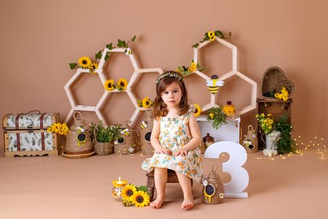 Bee Photoshoot, Home Studio Photography, Studio Photography, Birthday Party Themes, 1st Birthday, Projects To Try, Bee, Birthday Party, Queen