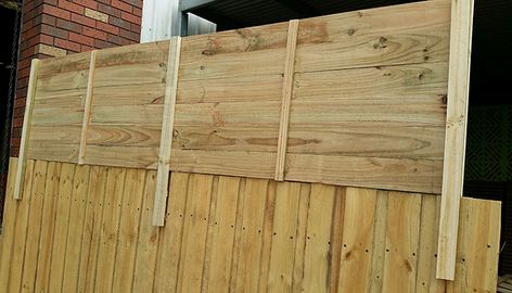 Pallet Privacy Wall, Wooden Privacy Screen, Gazebo Ideas Backyard, Privacy Screen Ideas, Fence Extension, Deck Privacy Panels, Fence Landscaping Border Backyard Ideas, Diy Backyard Fence, Diy Privacy Screen