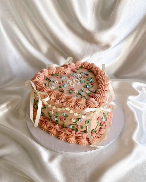 𝗕𝗔𝗞𝗘𝗗 𝗕𝗬 𝗝𝗔𝗜𝗠𝗜𝗘 | champagne-pink 🍾💞 . . . . #vintagecake #vintagecakes #buttercreamcake #cake #cakedecorating #heartcake #heartcakes #fairycakes #fairycake #… | Instagram Pink Champagne Cake Design, Pink Pastel Cake, Vintage Inspired Cake, Vintage Heart Shaped Cake, 30 Birthday Cake Ideas, Birthday Cake Vintage, Vintage Buttercream Cake, Heart Cake Ideas, Heart Wedding Cake