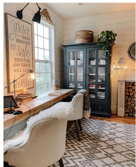 Farmhouse Vibes Aesthetic, Living Tv, Farmhouse Office, Simple Farmhouse, Cozy Home Office, Homeschool Room, Chic Spaces, School Room, Farmhouse Homes