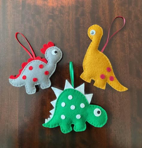 Felt Dinosaur Ornament, Felt Dragon, Diy Felt Christmas Ornaments, Dinosaur Ornament, Dino Toys, Felt Ornaments Patterns, Felt Crafts Patterns, Felt Crafts Christmas, Dinosaur Crafts