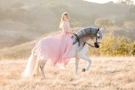 Princess Horse Photoshoot, Warrior Photoshoot, Horse Riding Photography, Princess Horse, Equine Photography Poses, Horse Photo Shoot, Picture Prompt, Horse Shoot, Women And Horses