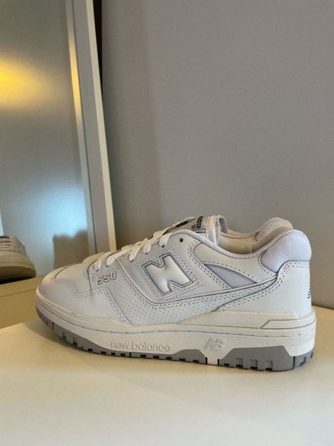 Shoes Nike Aesthetic, Aesthetic White Minimalist, New Balance 550 White Grey, Nike Aesthetic, New Balance 550 White, Filmy Vintage, Nike Shoes Air Force, Trendy Shoes Sneakers, Shoe Wishlist