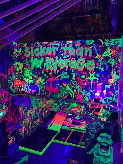 Blacklight Graffiti, Glow In The Dark Graffiti Wall, Rave Graffiti, Acidcore Aesthetic, 90s Graffiti Aesthetic, Neon Graffiti Aesthetic, Neon Asthetics, Neon Graffiti Art, Puff Bar Aesthetic