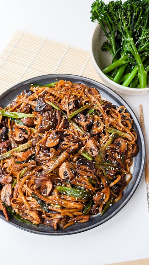 Mushroom Chow Mein Chestnut Mushroom Recipes, Shiitake Mushroom Recipes, Chestnut Mushroom, Vegan Winter Recipes, Chestnut Recipes, Easy Healthy Meals, Chow Mein Recipe, Shiitake Mushrooms, Asian Inspired Recipes