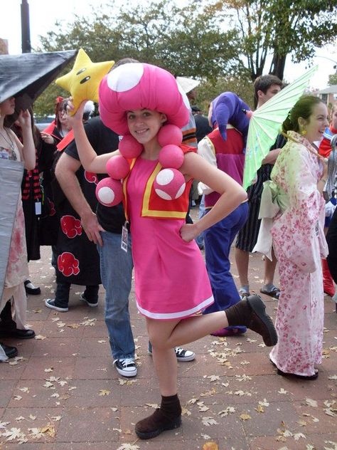 Toad Mario Costume, Toadette Cosplay, Mario Party Costume, Toadette Costume, Mario Costume Diy, Nintendo Costumes, Mario Brothers Costumes, Mario Kart Costumes, Mario Dress