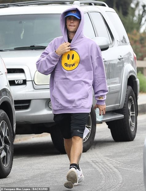 Justin Bieber Now, Hoodie Outfit Aesthetic, Justin Bieber Hoodie, Hiking With Friends, Drew House, Purple Fleece, Justin Bieber Photos, Justin Beiber, Purple Hoodie