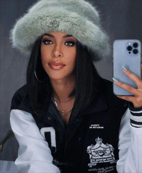 Aaliyah Photoshoot, Aaliyah 90s, Aaliyah Outfits, Aaliyah Hair, Aaliyah Pictures, Jogging Suits, Aaliyah Style, Aaliyah Haughton, Jogging Suit