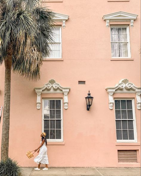 Beautiful Charleston South Carolina and the Mills House Hotel travel photo Charleston Photo Ideas, Charleston Picture Ideas, Five Guy Burgers, In And Out Burger, Comfortable Travel Outfit, Charleston Vacation, Palm Lines, Hotel House, Photos Travel