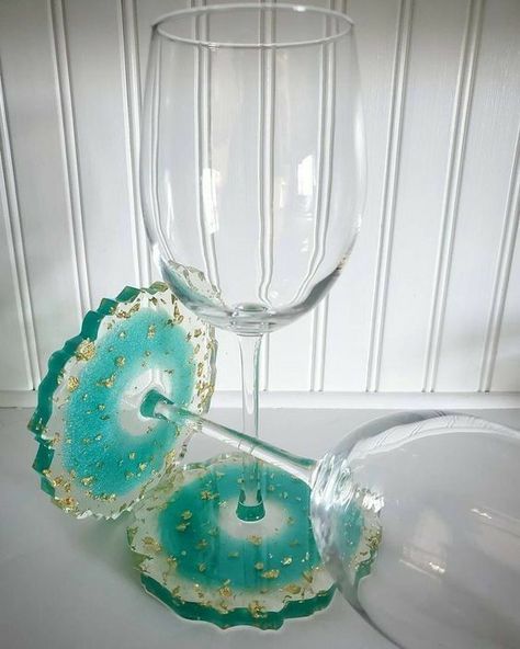 Elegant Wine Glasses, Resin Crafts Tutorial, Diy Resin Projects, Resin Jewelry Diy, Resin Design, Epoxy Resin Crafts, Epoxy Resin Art, Diy Resin Art, Diy Resin Crafts