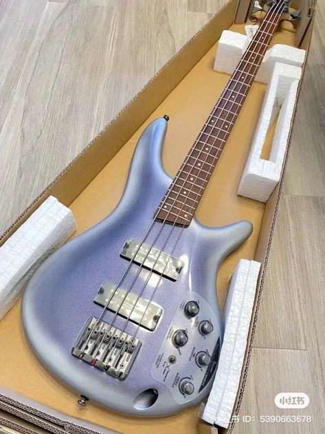 Pretty Bass Guitars, Cool Bass Guitars, Guitar Aesthetics, Gitar Vintage, Bass Aesthetic, Bass Instrument, Singing Classes, Electric Guitar Design, Bass Ukulele