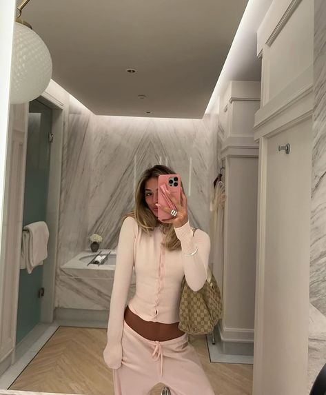 So beautiful @lydsbutler wearing our knit set 💗💘💖🎀 Outfit Inspo Layout, City Outfit Winter, Stockholm Style Outfits, Comfy Cute Outfits, Thick Outfits, Girly Minimalist, Cosy Style, Soft Feminine Outfits, Airport Fit