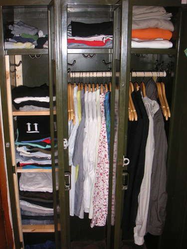 Convert an old locker into a wardrobe.  I love this idea, but instead of making a wardrobe, I'd fit all the lockers with shelves (and possibly pull-out drawers) and make it into a pantry. Old Lockers, Dresser Alternative, Locker Bedroom, Locker Shelves, Locker Ideas, Locker Furniture, Diy Locker, Locker Organization, Vintage Lockers