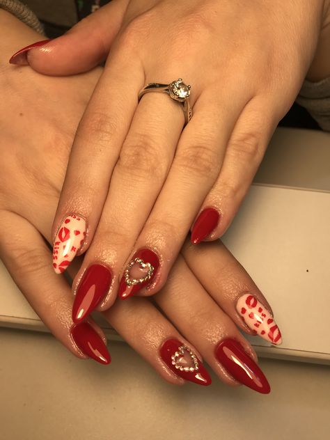 Kiss Lips Nails, Red Kiss Nails, Kiss Mark Nails, Kiss Nails Designs, Red Nails Heart, Kiss Nail Art, Halloween Moodboard, Lip Nails, Halloween Kiss