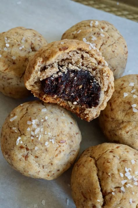 Tahini Date Cookies, Ski Snacks, American Stuff, Snack Easy, Tahini Cookies, Cookies Gluten Free, Flax Seed Recipes, Low Sugar Recipes, How To Roast Hazelnuts