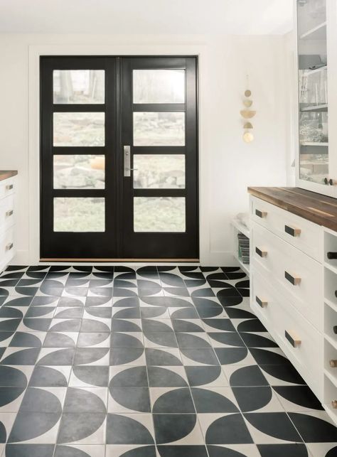 clé tile| concrete cement | bold arc | black White Tiles Bathroom, Tile Ideas For Kitchen, Tile Terracotta, Monochrome Room, Blue Bathroom Ideas, Black And White Tiles Bathroom, Renovation Plan, Cement Tile Floor, Kitchen Floor Tiles