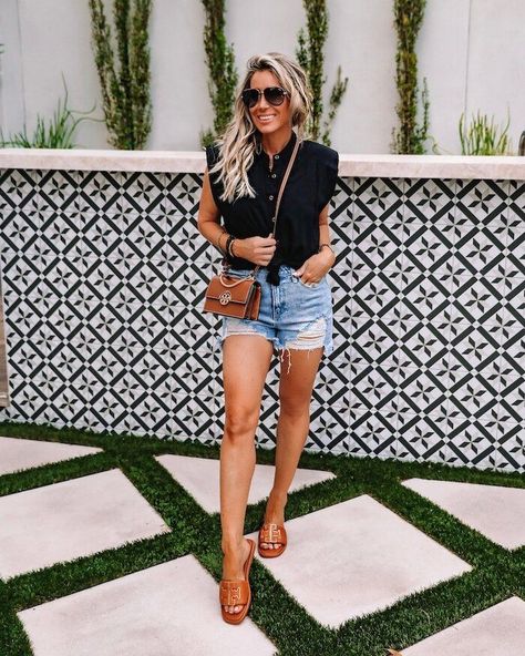 Tory Burch Slides Outfit, Tory Burch Outfit Ideas, Boat Outfit, Scottsdale Fashion, Tory Burch Slides, Tory Burch Outfits, Tory Burch Outfit, Dressy Jeans, Slides Outfit