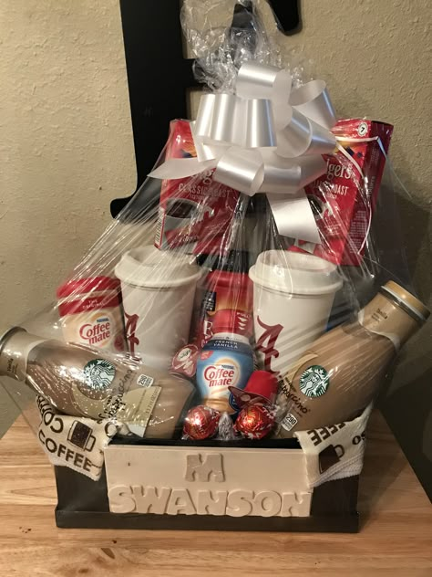 Coffee Lover Gift Basket Ideas, Shower Raffle Basket Ideas, Iced Coffee Gift Basket Ideas, Coffee Box Gift Ideas, Christmas Gifts Diy For Friends, Coffee Bouquet Gift, Starbucks Gift Basket Ideas, Office Gift Basket Ideas, Coffee Themed Gift Basket