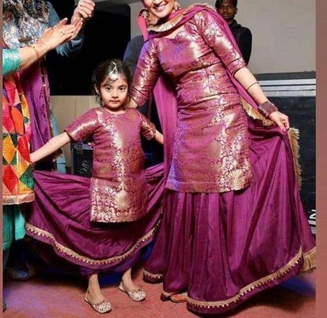 Mommy Daughter Dresses, Salwar Design, Mom Daughter Matching Dresses, Mom And Baby Dresses, Brocade Lehenga, Mom Daughter Outfits, Daughter Dress, Daughter Outfits, Mother Daughter Fashion