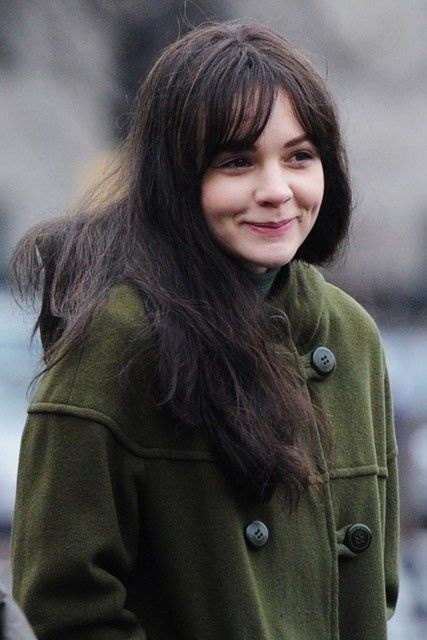 Carey Mulligan, is that really you? The British beauty was virtually unrecognisable as she debuted a dramatic beauty transformation on the s... Carey Mulligan, Female Character Inspiration, Helena Bonham Carter, روتين العناية بالبشرة, 가을 패션, Mode Vintage, Dark Hair, Woman Face, Hair Inspo