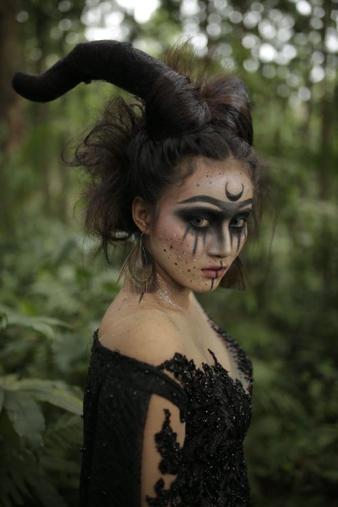 Fantasy Witch Makeup, Garden Witch Makeup, Dark Fairy Halloween Costumes, Evil Fairy Costume, Dark Fae Costume, Dark Halloween Makeup, Pagan Makeup, Scary Witch Makeup, Dark Fairy Makeup