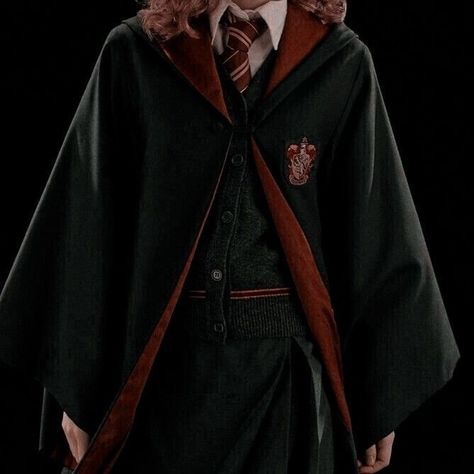 Gryfindoor Uniform, Gryfindor Girl Uniform, Gryffindor Robes Aesthetic, Gryffindor Uniform Female Aesthetic, Gryffindor Outfit Uniform, Griffindor Outfits Uniform, Gryffindor Uniform Aesthetic, Hogwarts Uniform Aesthetic, Gryffindor Quidditch Uniform