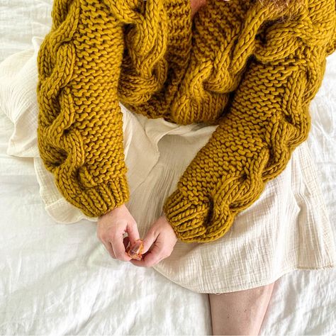 The gorgeous Cable Bomber sweater from #woolandthegang! Herringbone Knitting Pattern, Knitting Sweaters Diy, Cable Sweater Pattern, Chunky Knit Sweater Pattern, Cable Knit Sweater Pattern, Summer Knitting Patterns, Sweater With Pockets, Shawl Knitting Patterns, Scarf Knitting Patterns