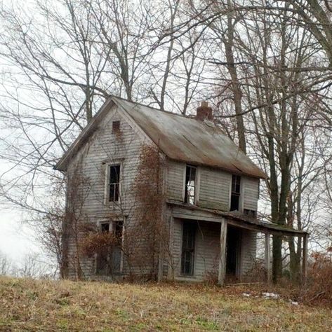 Abandoned Farm, Scary Houses, Old Abandoned Buildings, Creepy Houses, If Walls Could Talk, Old Abandoned Houses, Spooky Places, Abandoned Homes, Old Places