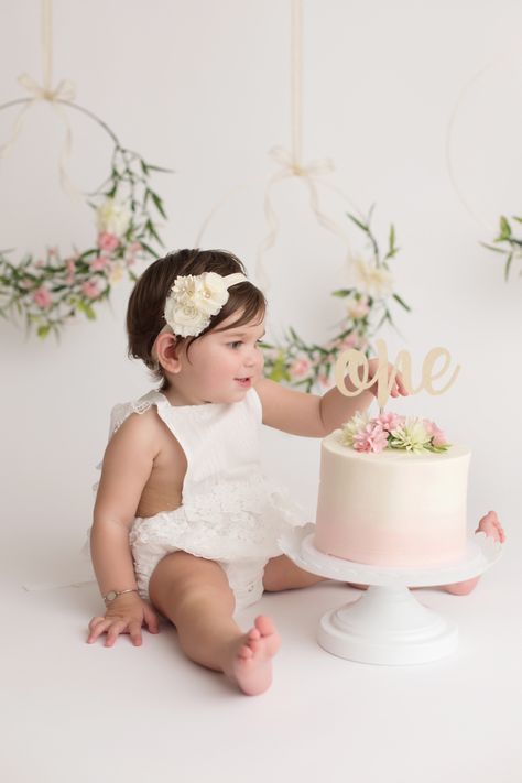 Pink And White First Birthday Photos, Basic Smash Cake, Smash Cake With Flowers, First Birthday Smash Cake Girl, Girl Smash Cake 1st Birthday, One Cake Birthday, 1st Birthday Girl Photoshooting, First Birthday Cake Smash Girl, First Birthday Girl Photoshooting