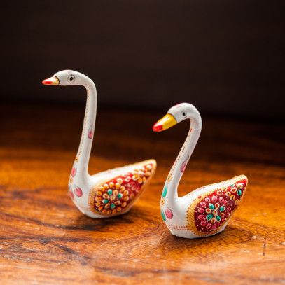 Meenakari White Swan Handenamelled Set In Metal Buddha Craft, Home Decor Indian, Bird Figurines, Indian Handicrafts, Mirror Crafts, Clay Craft, Indian Folk Art, White Swan, Ceramics Projects