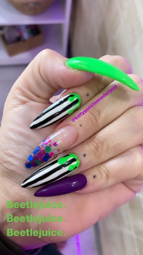 Simple Beetlejuice Nails, Easy Beetlejuice Nails, Nail Designs Beetlejuice, Simple Bettle Juice Nails, Beetlejuice Nails Stiletto, Edgy Nails, Almond Nails Designs, Halloween Nail Designs, Easy Nail Art