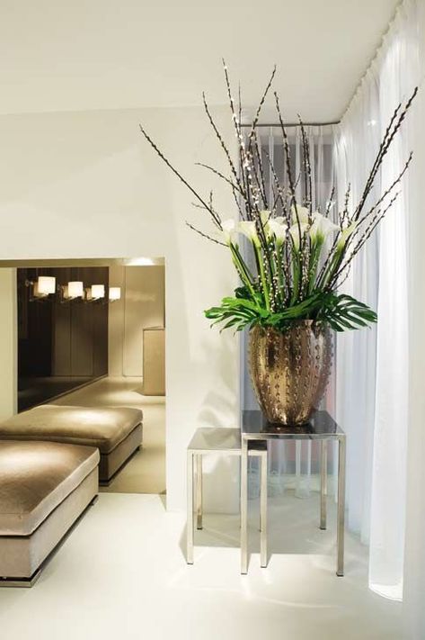 Luxury Hotel Design, Hotel Flowers, Large Flower Arrangements, Modern Flower Arrangements, Vase Arrangements, Hotels Design, Design Case, 인테리어 디자인, Luxury Furniture