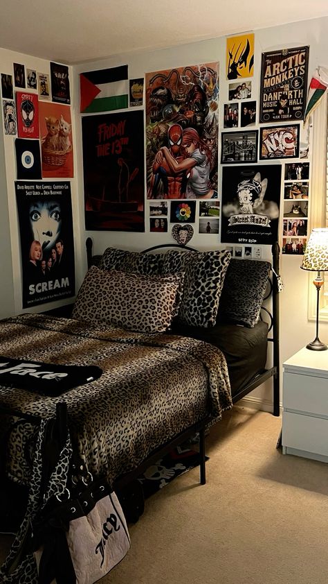 y2k leopard bedroom Urban Dorm Room Ideas, Apartment Decor Y2k, Grunge Style Bedroom, Y2k Rugs In Bedroom, Modern Y2k Bedroom, Black Red Cheetah Print Room, Simple But Cute Room Ideas, Cheap Room Inspo, Room Ideas Aesthetic Cheetah Print