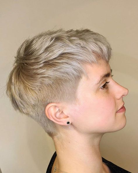 e1a4c48b229cb209b274cf3a1a42329c Short Haircuts Ideas, Short Hair Color Ideas, Short Haircut Ideas, Women Haircut, Pixie Haircut Ideas, Short Hair Tomboy, Crop Hair, Really Short Hair, Beautiful Braided Hair