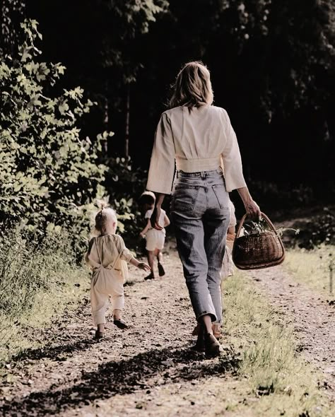 Country House Wife Aesthetic, Aesthetic Mom Photos, Slow Life Aesthetic Family, Motherhood Astethic, European Mom Aesthetic, Slow Living Aesthetic Fashion, Crunchy Mom Aesthetic Clothes, Free Spirit Mom Aesthetic, Crunchy Mom Aesthetic House