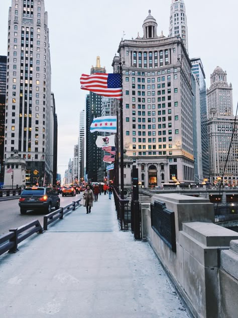 New York Sightseeing, Chicago Wallpaper, Chicago Magnificent Mile, Nyc Vacation, Chicago Vacation, American Firefighter, Marshall Fields, Chicago Aesthetic, Magnificent Mile