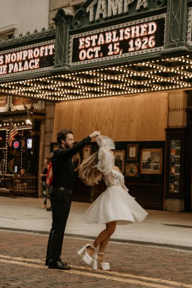 Art Deco Engagement Pictures, Old Love Engagement Photos, Bride And Groom Pictures Vintage, 50s Style Engagement Photos, Tampa Theatre Photoshoot, Engagement Photos Theatre, Elopement Photography Downtown, Downtown Elopement Photoshoot, Engagement Photo Vintage