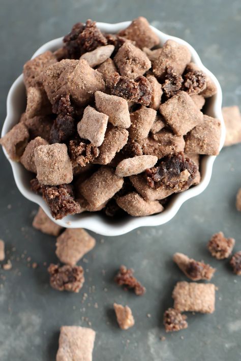 Peanut Butter Puppy Chow, Protein Puppy Chow, Muddy Buddies Recipe, Puppy Chow Recipes, Cereal Snacks, Chex Mix Recipes, Muddy Buddies, Chewy Brownies, Gluten Free Peanut Butter