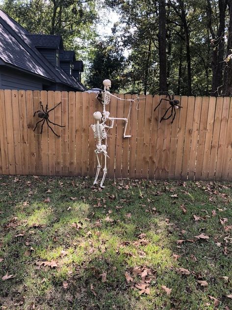 Halloween Fence Decorating Ideas, Skeleton Yard Display Ideas, Posing Skeletons Ideas, Skeleton Outdoor Halloween Decor, Skeleton Ideas For Halloween, Outdoor Skeleton Display, Skeleton Decorations Outdoor, Skeleton Garden, Skeleton Poses