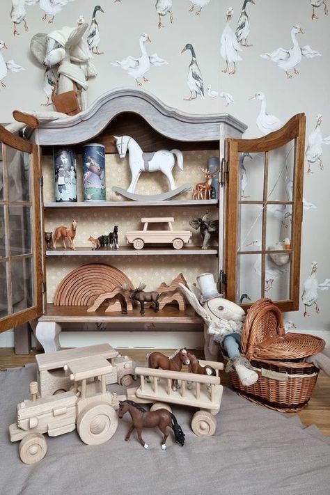 Countryside Nursery, Wooden Toys For Kids, Vintage Kids Room, Vintage Nursery Decor, Creative Toys, Nursery Room Design, Baby Room Inspiration, Wooden Rainbow, Nursery Room Inspiration