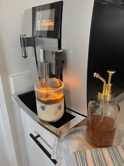 Iced Coffee Bar, Fun Coffee Recipes, At Home Coffee, Coffee Vibes, Coffee Board, Coffee Obsession, Pretty Drinks, Coffee Aesthetic, Aesthetic Coffee