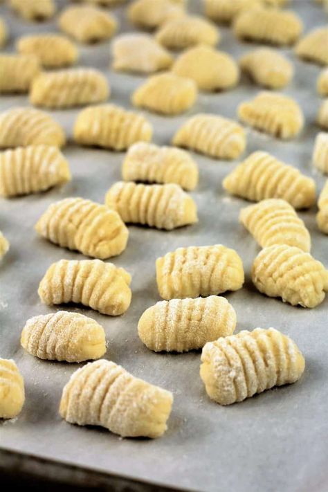 Ricotta Pillows, Gnocchi Ricotta, Mangia Bedda, Gnocchi Recipes Easy, Gnocchi Recipes Homemade, Gnocchi Pasta, Homemade Pasta Recipe, Ricotta Gnocchi, Making Gnocchi